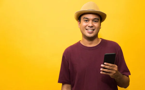 Ázsiai Férfi Boldog Okostelefonjával Sárga Háttérrel Fiatal Férfi Keres Okostelefon — Stock Fotó