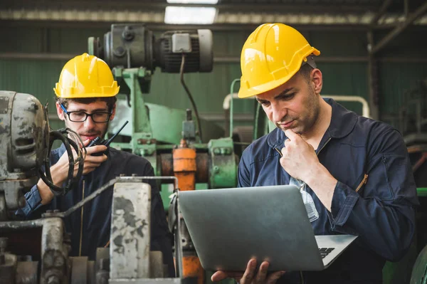 Lavoratori Industriali Stanno Lavorando Progetti Grandi Impianti Industriali Con Molti — Foto Stock