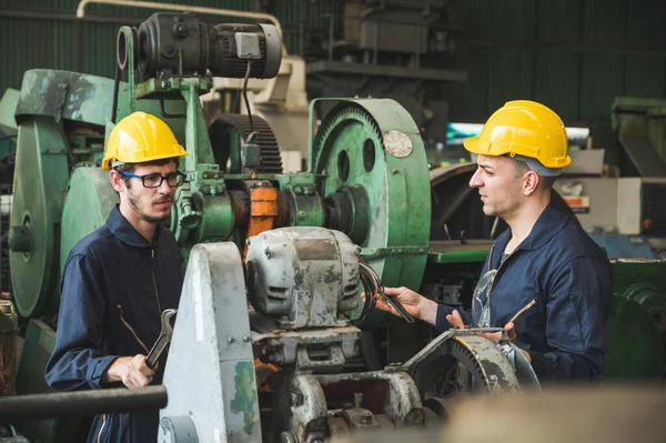 Industriële Werknemers Werken Aan Projecten Grote Industriële Installaties Met Veel — Stockfoto