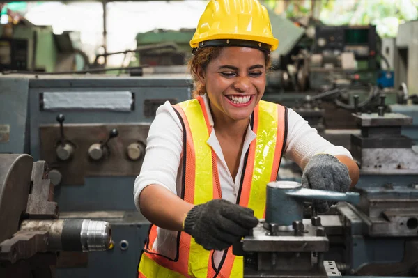 一家拥有许多设备的大型工业工厂的女工工作和检查机器 — 图库照片