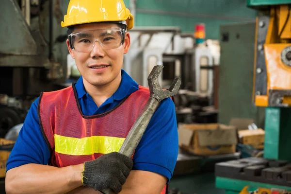 Trabajadores Industriales Asiáticos Están Trabajando Proyectos Grandes Plantas Industriales Con —  Fotos de Stock