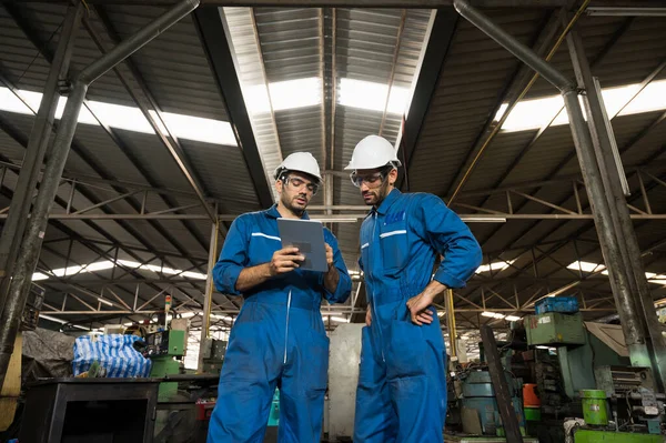 Industrial Workers Working Projects Large Industrial Plants Many Devices — Stock Photo, Image