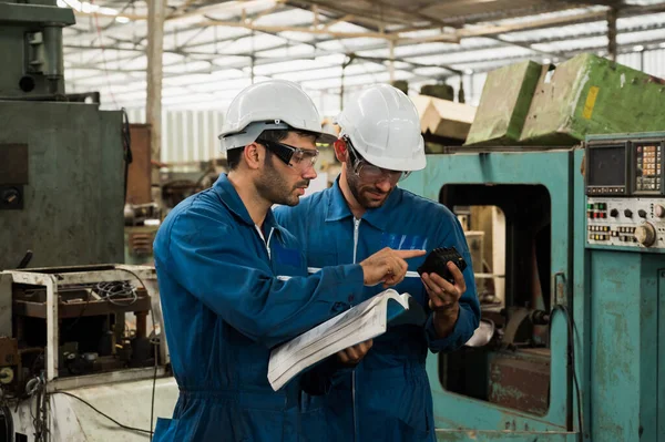 Lavoratori Industriali Stanno Lavorando Progetti Grandi Impianti Industriali Con Molti — Foto Stock