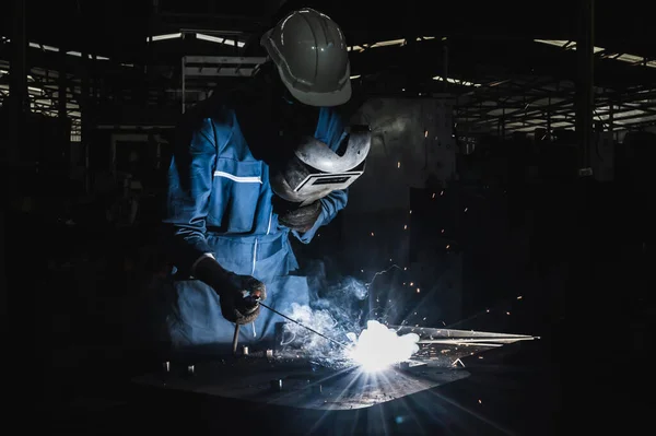 Trabalhador Industrial Metal Solda Com Muitas Faíscas Afiadas — Fotografia de Stock