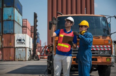 Foreman ve rıhtım çalışanları kargo limanında pano tutuyor. Ticari Lojistik İthalat İhracat Nakliye Konsepti.