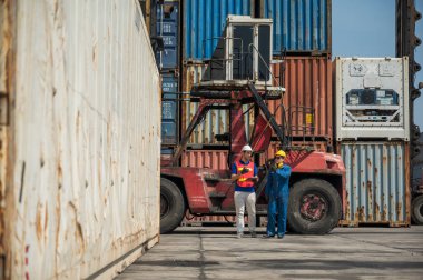Foreman ve rıhtım çalışanları kargo limanında pano tutuyor. Ticari Lojistik İthalat İhracat Nakliye Konsepti.