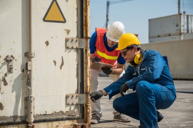 Foreman ve rıhtım çalışanları kargo limanında pano tutuyor. Ticari Lojistik İthalat İhracat Nakliye Konsepti.