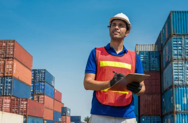 Foreman konteyner kargo limanında çalışıyor. Ticari Lojistik İthalat İhracat Nakliye Konsepti.