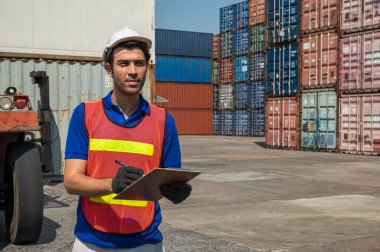 Foreman konteyner kargo limanında çalışıyor. Ticari Lojistik İthalat İhracat Nakliye Konsepti.