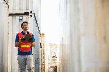 Foreman konteyner kargo limanında çalışıyor. Ticari Lojistik İthalat İhracat Nakliye Konsepti.