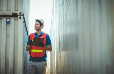 Foreman konteyner kargo limanında çalışıyor. Ticari Lojistik İthalat İhracat Nakliye Konsepti.