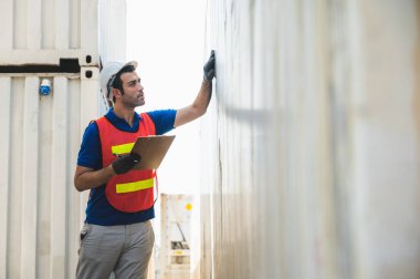 Foreman konteyner kargo limanında çalışıyor. Ticari Lojistik İthalat İhracat Nakliye Konsepti.