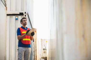 Foreman konteyner kargo limanında çalışıyor. Ticari Lojistik İthalat İhracat Nakliye Konsepti.