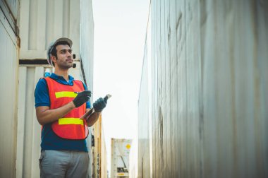 Foreman konteyner kargo limanında çalışıyor. Ticari Lojistik İthalat İhracat Nakliye Konsepti.