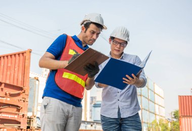 Foreman ve rıhtım çalışanları kargo limanında pano tutuyor. Ticari Lojistik İthalat İhracat Nakliye Konsepti.