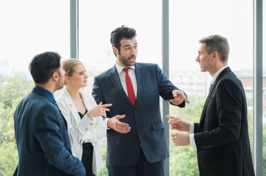 İş Ekibi Toplantı Konferansı Kurumsal Konsepti. Kıdemli konuşmacı ofiste insanlarla görüşecek..