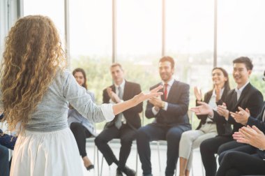 İş Adamları Toplantısı Konferansı Kurumsal Konsepti ofiste. Seminer Konseptinde çok ırklı Çok Irklı İşadamları Ekibi.