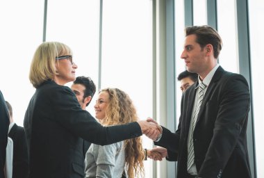 İş Adamları Toplantısı Konferansı Kurumsal Konsepti ofiste. Seminer Konseptinde çok ırklı Çok Irklı İşadamları Ekibi.