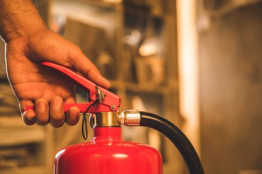 İtfaiyeci, yangın söndürücüyü kullanarak yaklaş..