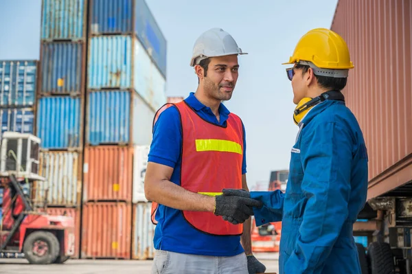 Foreman Och Hamnarbetare Personal Skakar Hand För Framgång Arbetar Container — Stockfoto