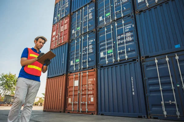 Foreman konteyner kargo limanında çalışıyor. Ticari Lojistik İthalat İhracat Nakliye Konsepti.