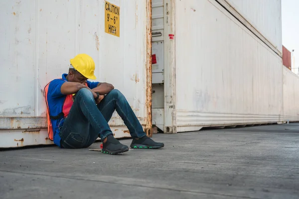 Unavený Depresivní Černý Předák Pracující Kontejnerovém Přístavu Nakládku Kontejnerů Afričtí — Stock fotografie