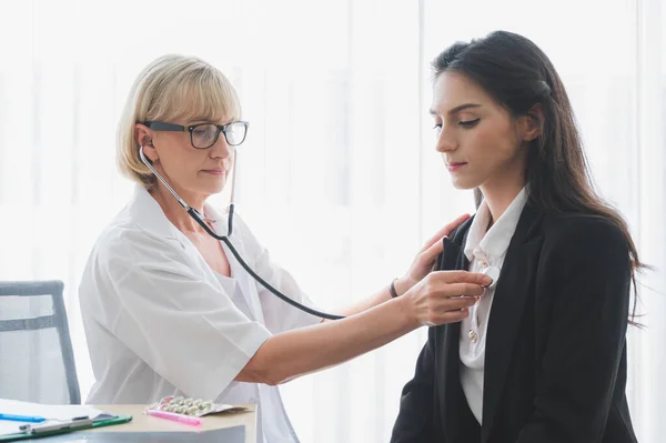 Doctora Senior Usando Estetoscopio Escuchando Pacientes Latidos Cardíacos Consultorio Médico — Foto de Stock