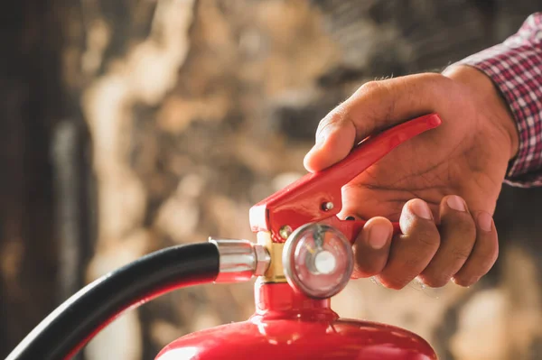 Cerca Mano Bombero Usando Extinguidor Incendios Luchando —  Fotos de Stock