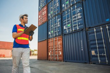 Foreman konteyner kargo limanında çalışıyor. Ticari Lojistik İthalat İhracat Nakliye Konsepti.