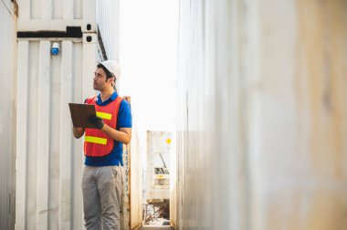 Foreman konteyner kargo limanında çalışıyor. Ticari Lojistik İthalat İhracat Nakliye Konsepti.