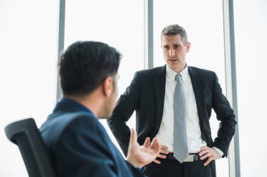 Profesyonel takım çalışmasıyla konferans sırasında üst düzey bir iş adamı. Ofiste çalışan iş adamları.