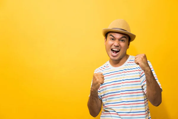 Boldog Fiatal Ázsiai Férfi Ünnepli Két Kézzel Levegőben Sárga Háttér — Stock Fotó