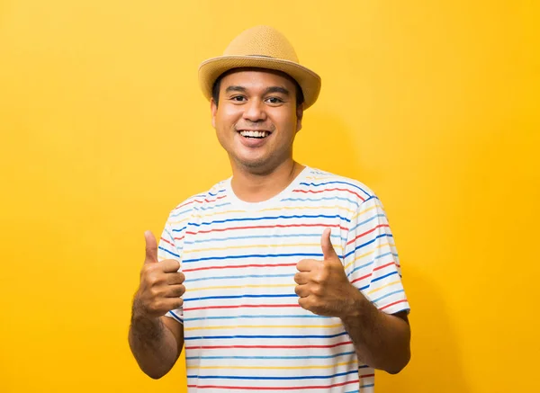 Fiatal Ázsiai Férfi Kalap Úgy Érzi Boldog Meglepetés Mutatja Hüvelykujját — Stock Fotó