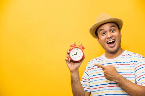 Junger Asiatischer Mann Hält Wecker Auf Gelbem Hintergrund — Stockfoto