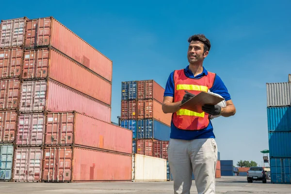 Foreman konteyner kargo limanında çalışıyor. Ticari Lojistik İthalat İhracat Nakliye Konsepti.