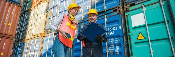 Problème Avec Deux Contremaîtres Travailleuses Qui Travaillent Vérification Port Chargement — Photo