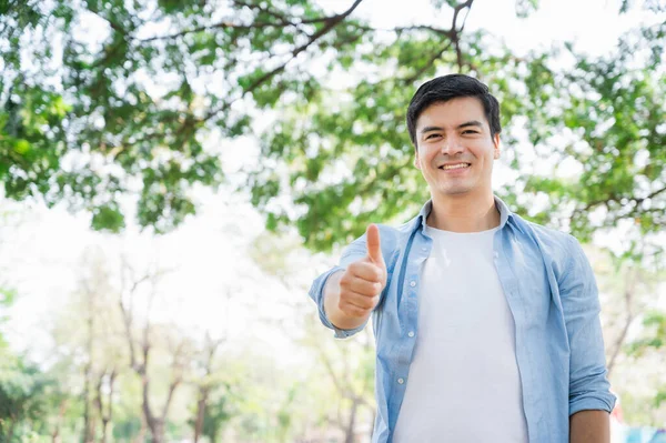 Giovane Caucasico Bello Bianco Sorridente Piedi Mostrando Pollici Alto Nel — Foto Stock