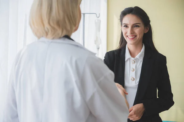 Médico Femenino Cumplir Con Paciente Apretón Manos — Foto de Stock