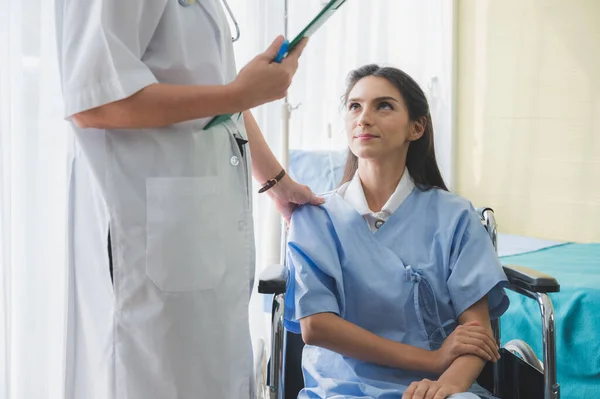 Arts Zorgt Voor Vrouwelijke Patiënt Die Rolstoel Zit — Stockfoto