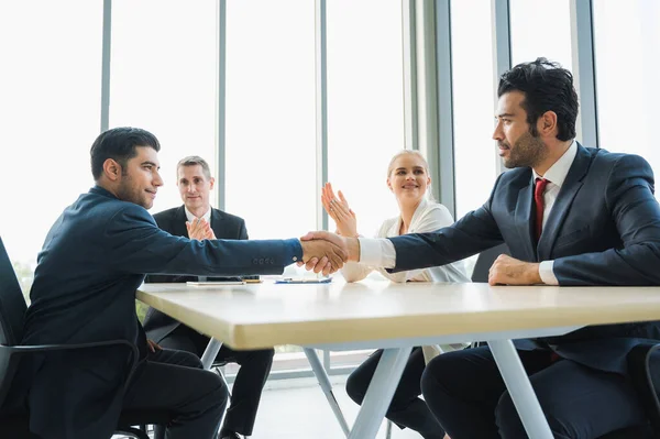 Empresários Apertam Mãos Terminar Uma Reunião Grupo Empresarial Sucesso Que — Fotografia de Stock