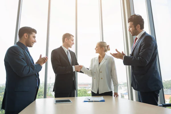 Geschäftsleute Beim Händeschütteln Zum Abschluss Eines Treffens Erfolgreiche Unternehmensgruppe Arbeitet — Stockfoto