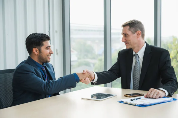 Gente Negocios Dándose Mano Terminando Una Reunión Grupo Empresarial Exitoso — Foto de Stock