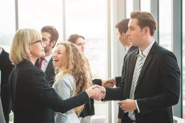 İş Adamları Toplantısı Konferansı Kurumsal Konsepti ofiste. Seminer Konseptinde çok ırklı Çok Irklı İşadamları Ekibi.
