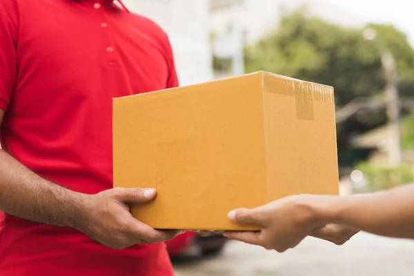 Mão Aceitando Uma Entrega Caixas Entregador — Fotografia de Stock