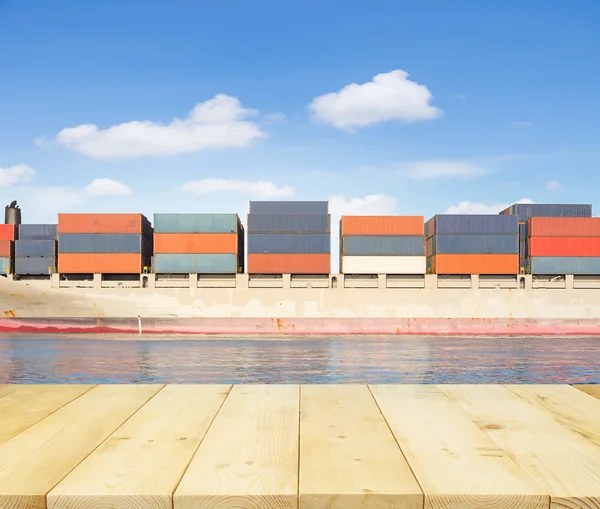 Frachtschiff und blauer Himmel — Stockfoto