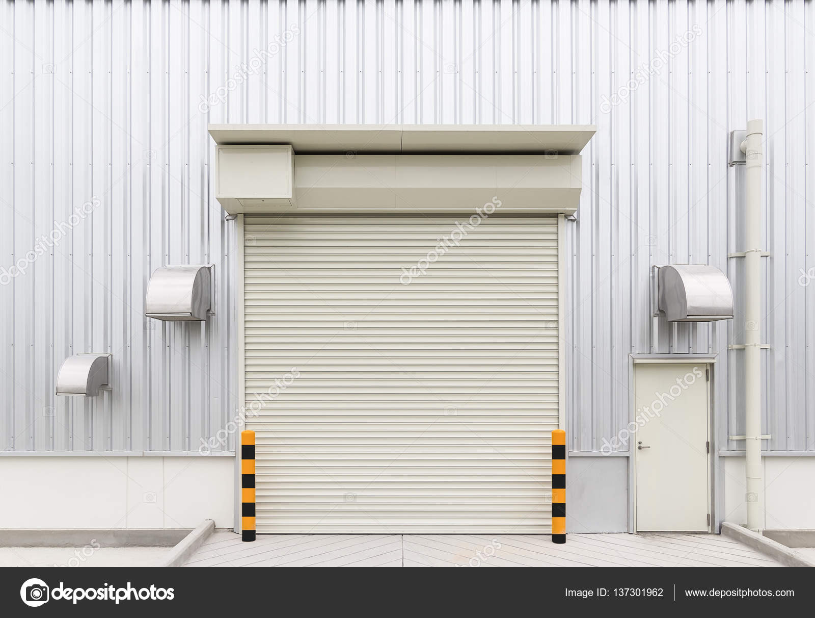 셔터 도어 공장 — 스톡 사진 © roncivil #137301962