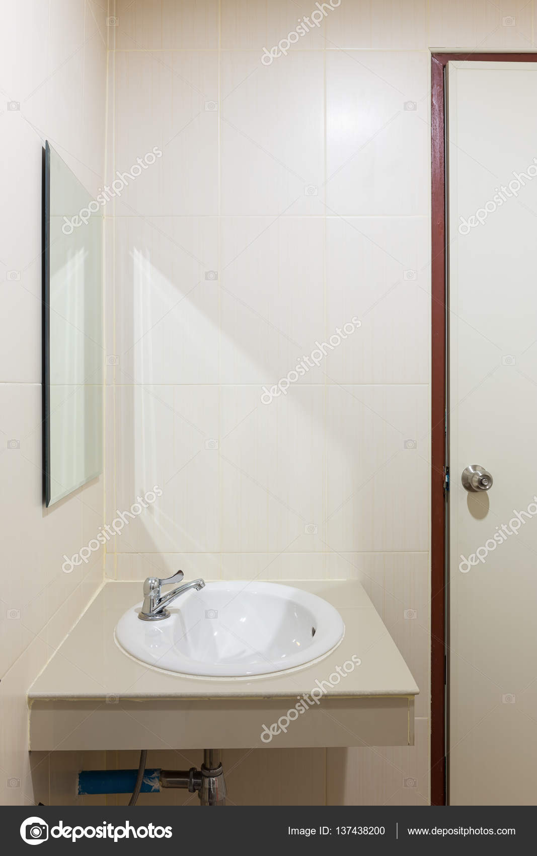 Cuarto de baño y accesorios — Foto de stock © roncivil #137438200 Cuarto de baño y accesorios — Foto de stock © roncivil #137438200