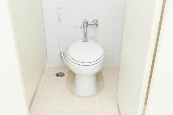 Toilette mit Wasser — Stockfoto