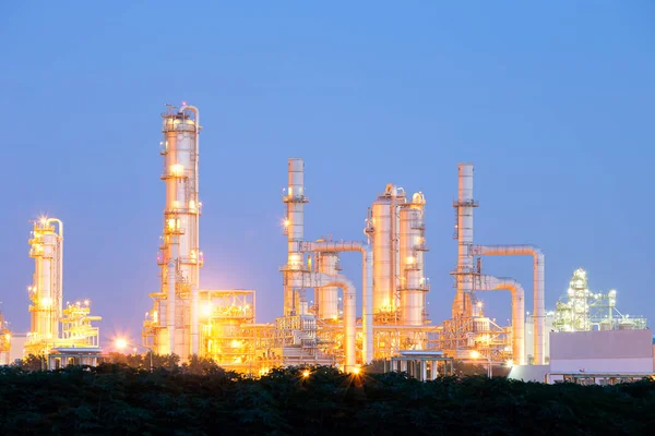 Crepúsculo da refinaria de petróleo — Fotografia de Stock