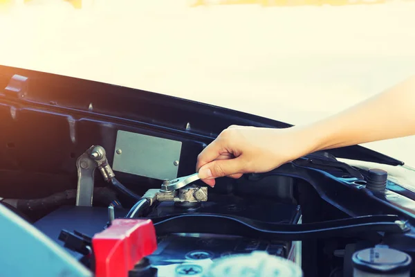 Verificación del coche batería — Foto de Stock